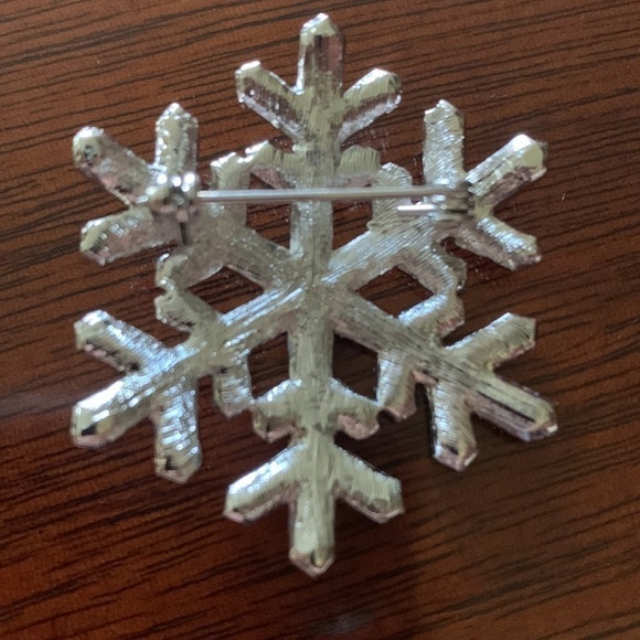 SNOWFLAKE faux diamond pin. - Picture 2 of 3